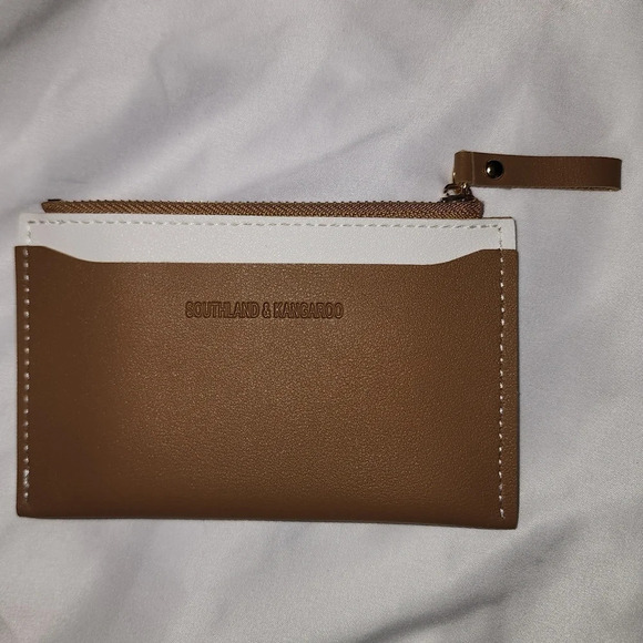 🌻🌻🆕Medium Brown Card Holder - 4 Card Slots & Change Pocket - NEW - Picture 1 of 3